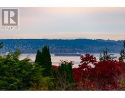 1720 QUEENS AVENUE, West Vancouver, British Columbia