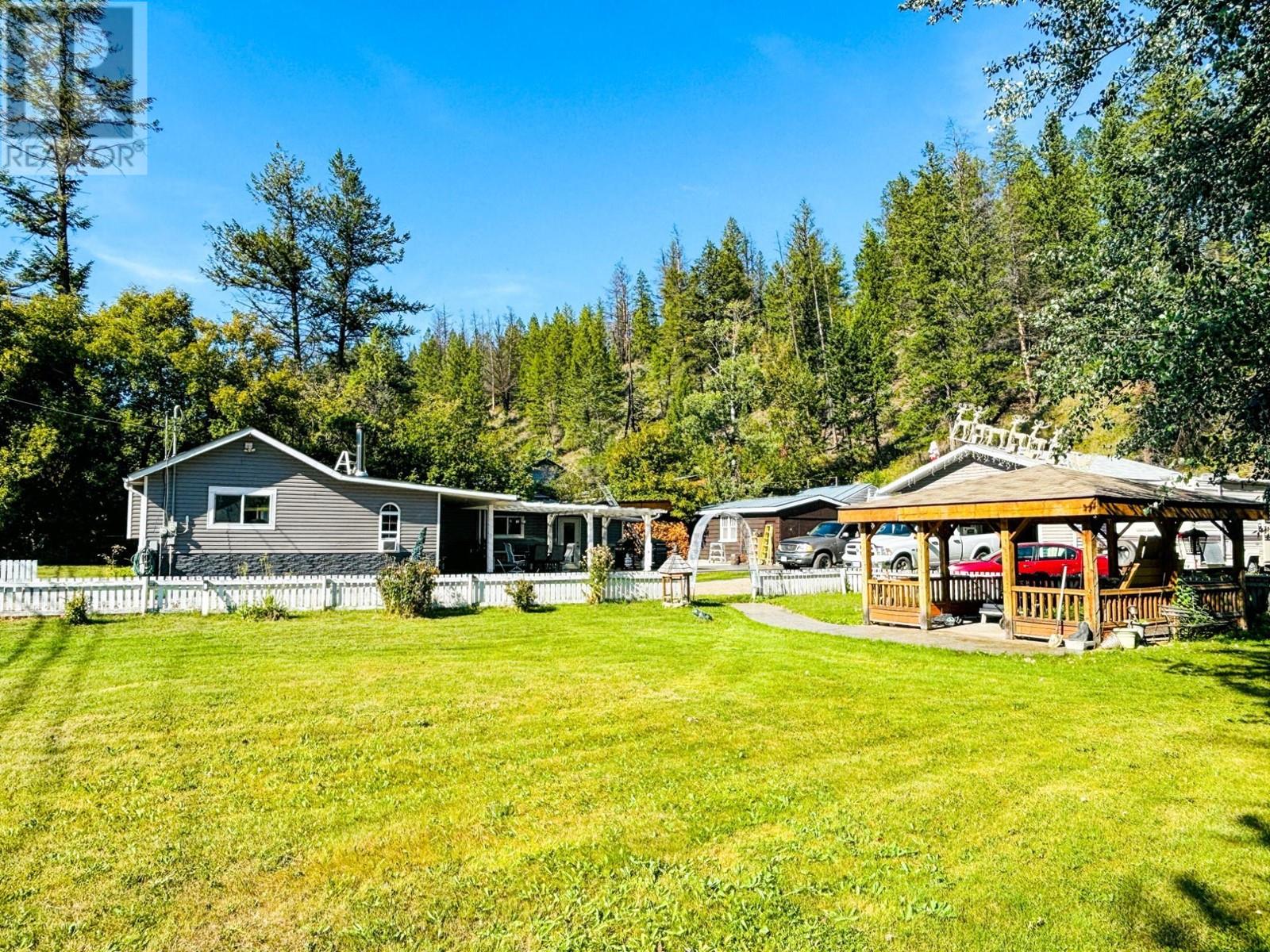 8256 HOBBITT FRONTAGE Road, Radium Hot Springs, British Columbia
