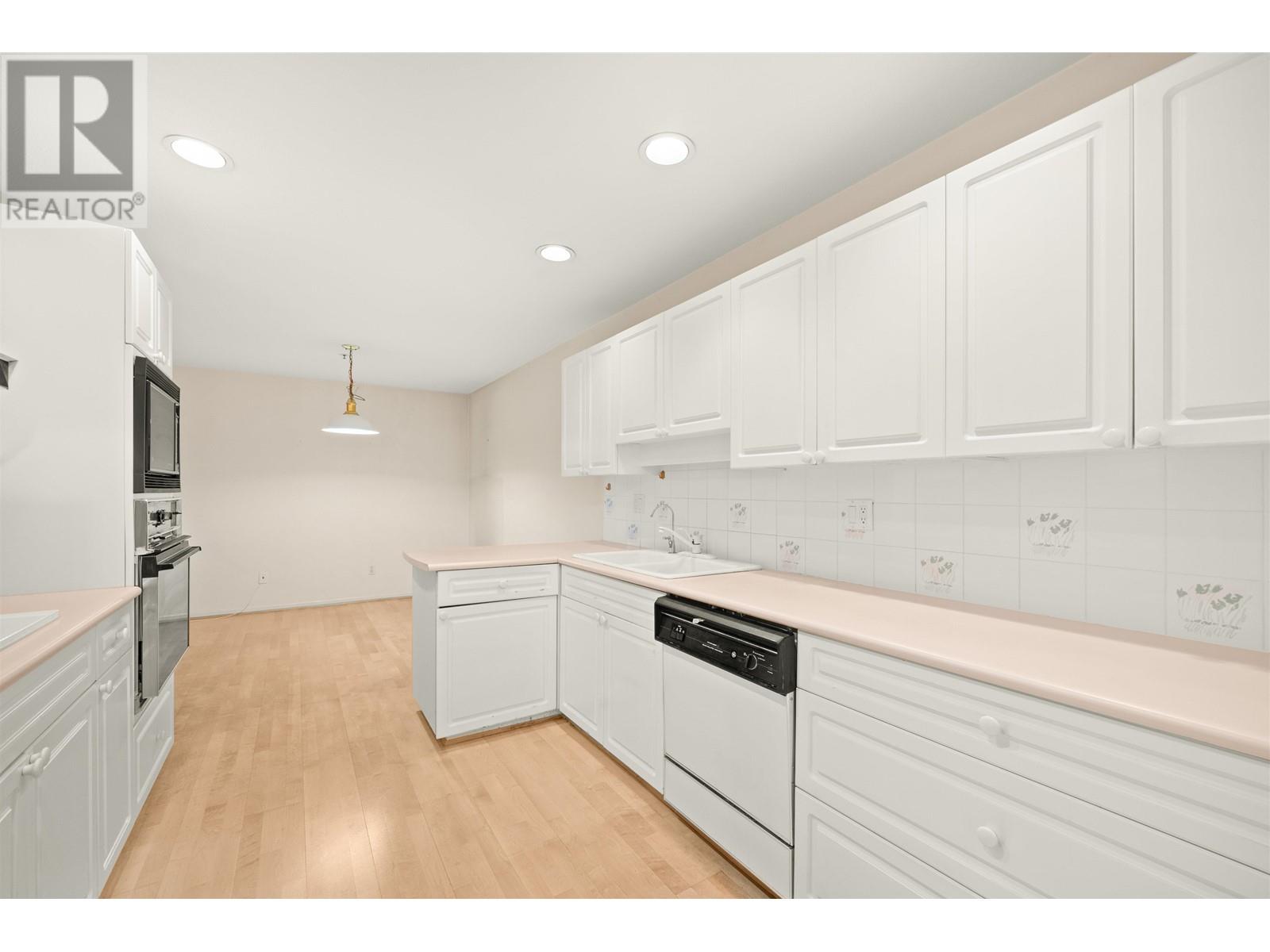 Listing Picture 8 of 31 : 110 7600 MOFFATT ROAD, Richmond / 烈治文 - 魯藝地產 Yvonne Lu Group - MLS Medallion Club Member