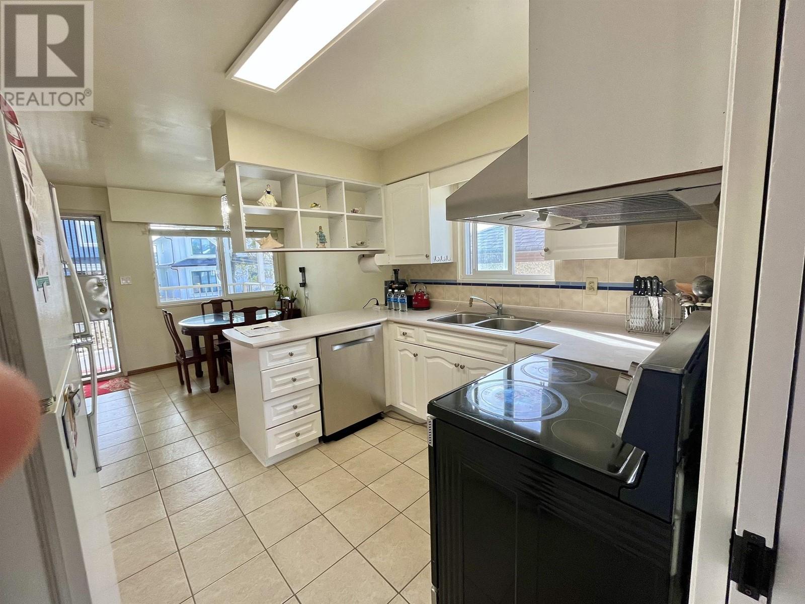 Listing Picture 5 of 19 : 3230-3232 E 47TH AVENUE, Vancouver / 溫哥華 - 魯藝地產 Yvonne Lu Group - MLS Medallion Club Member