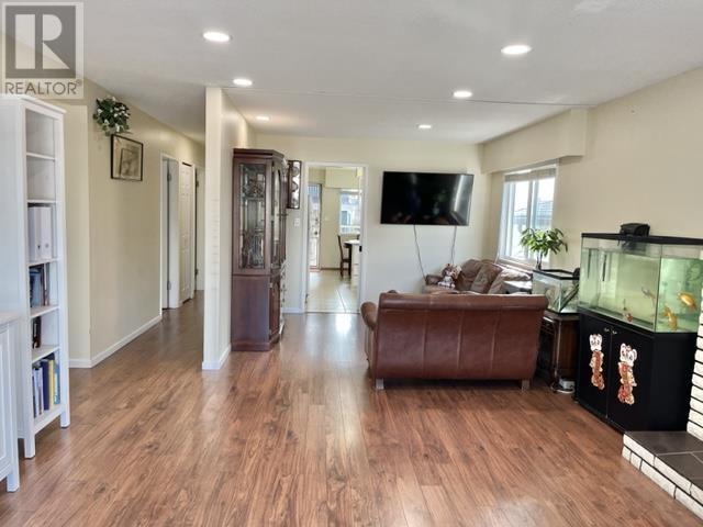 Listing Picture 3 of 19 : 3230-3232 E 47TH AVENUE, Vancouver / 溫哥華 - 魯藝地產 Yvonne Lu Group - MLS Medallion Club Member