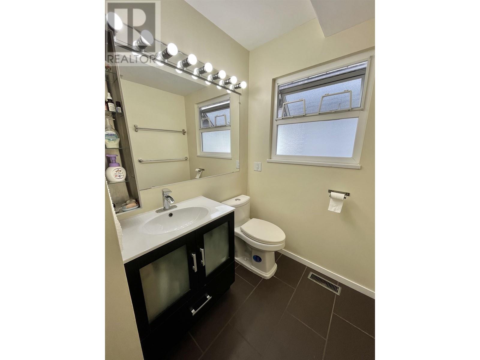 Listing Picture 11 of 19 : 3230-3232 E 47TH AVENUE, Vancouver / 溫哥華 - 魯藝地產 Yvonne Lu Group - MLS Medallion Club Member