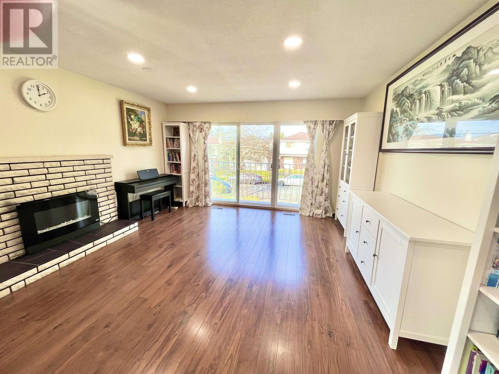 Listing Picture 2 of 19 : 3230-3232 E 47TH AVENUE, Vancouver / 溫哥華 - 魯藝地產 Yvonne Lu Group - MLS Medallion Club Member