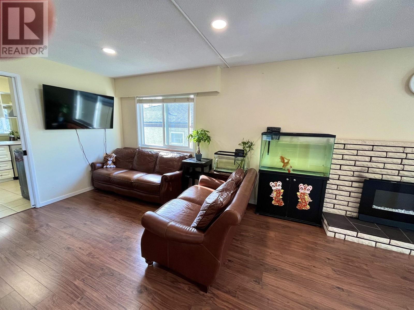 Listing Picture 4 of 19 : 3230-3232 E 47TH AVENUE, Vancouver / 溫哥華 - 魯藝地產 Yvonne Lu Group - MLS Medallion Club Member