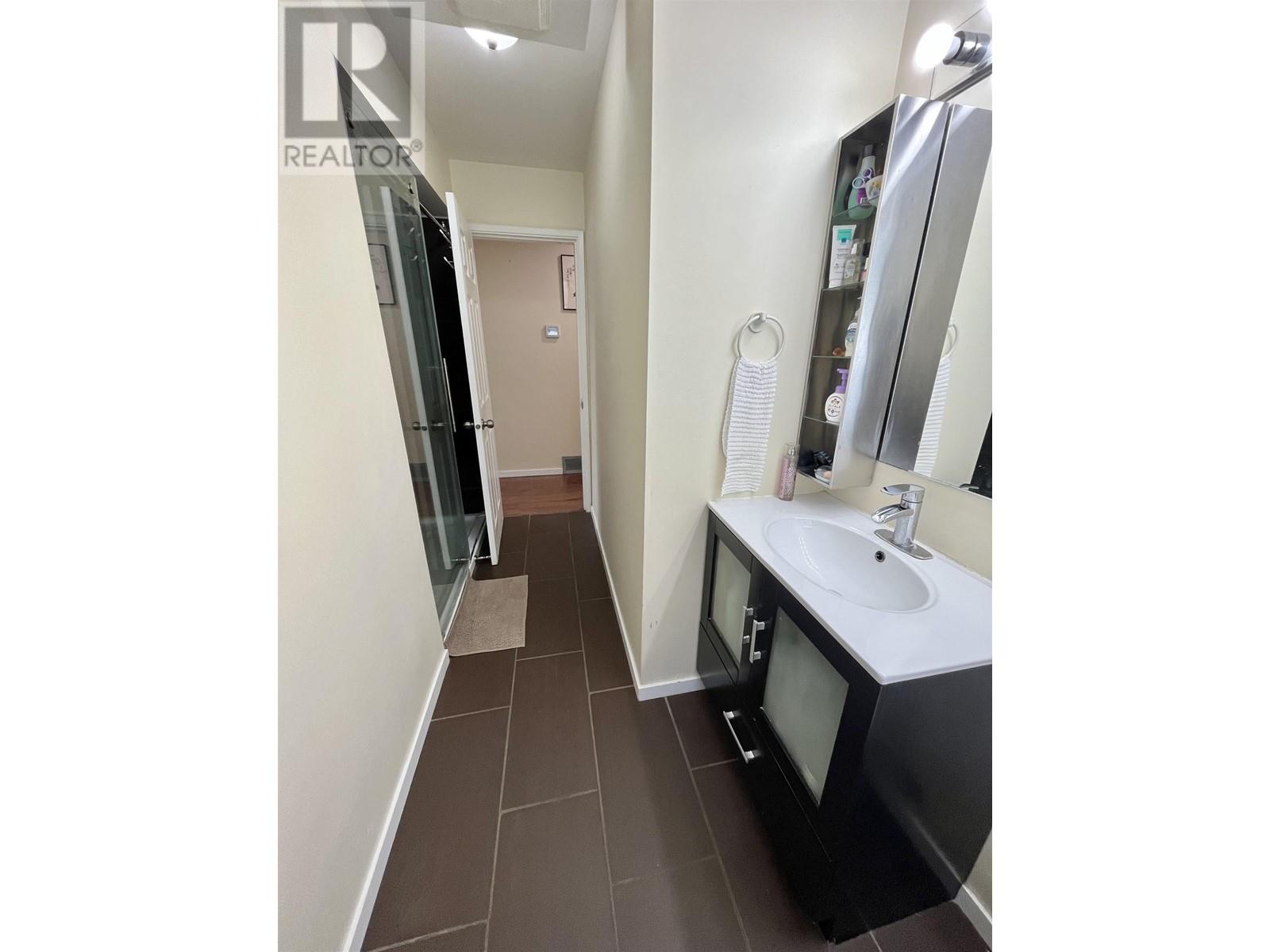 Listing Picture 12 of 19 : 3230-3232 E 47TH AVENUE, Vancouver / 溫哥華 - 魯藝地產 Yvonne Lu Group - MLS Medallion Club Member