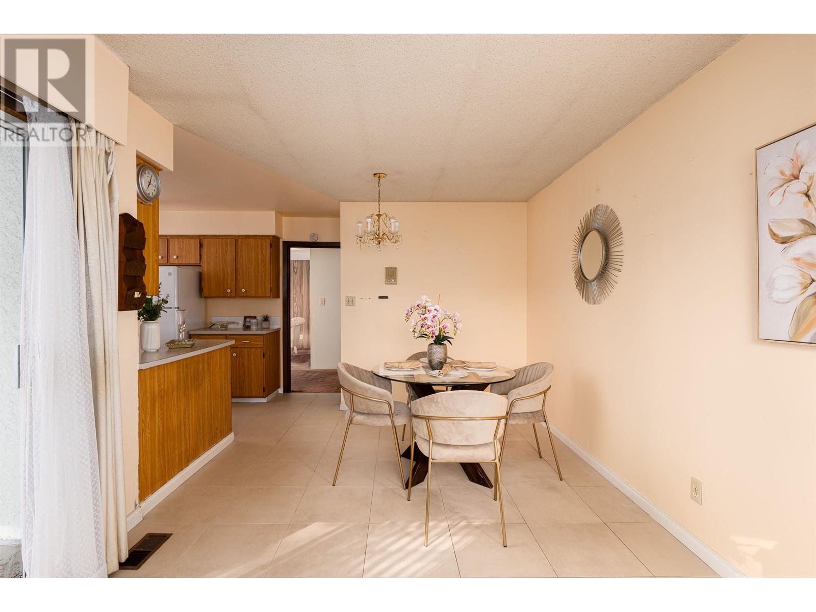 Listing Picture 15 of 39 : 7440 THORMANBY CRESCENT, Richmond / 烈治文 - 魯藝地產 Yvonne Lu Group - MLS Medallion Club Member