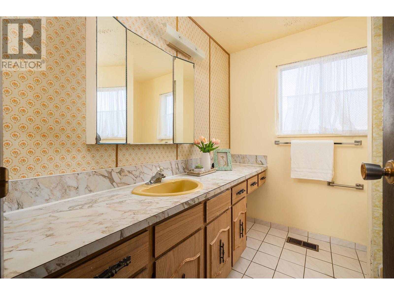 Listing Picture 21 of 39 : 7440 THORMANBY CRESCENT, Richmond / 烈治文 - 魯藝地產 Yvonne Lu Group - MLS Medallion Club Member