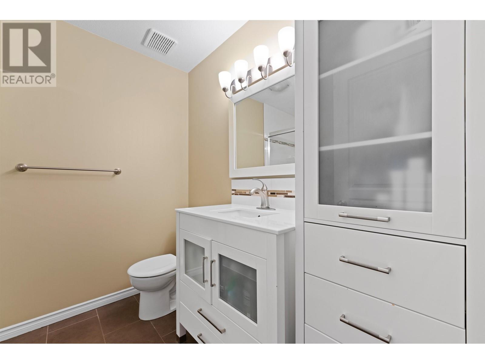 Listing Picture 24 of 35 : 77 6588 BARNARD STREET, Richmond / 烈治文 - 魯藝地產 Yvonne Lu Group - MLS Medallion Club Member