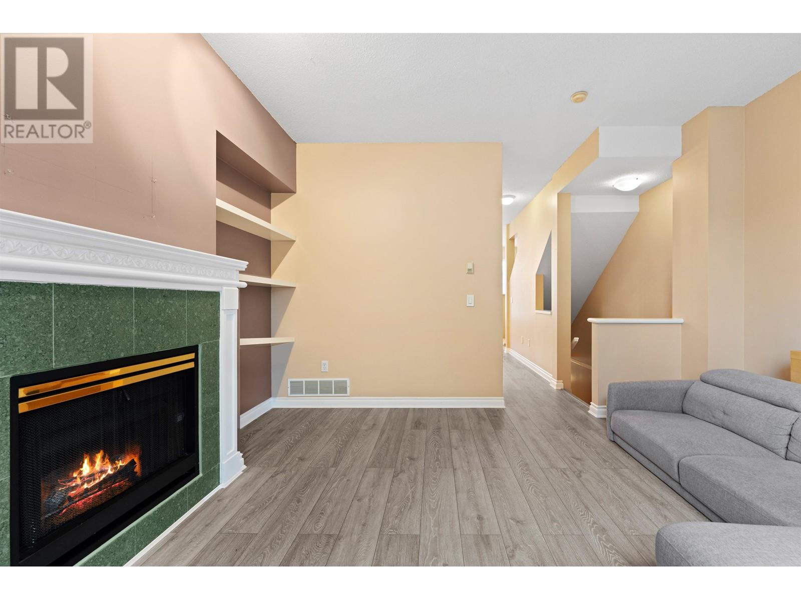 Listing Picture 3 of 35 : 77 6588 BARNARD STREET, Richmond / 烈治文 - 魯藝地產 Yvonne Lu Group - MLS Medallion Club Member