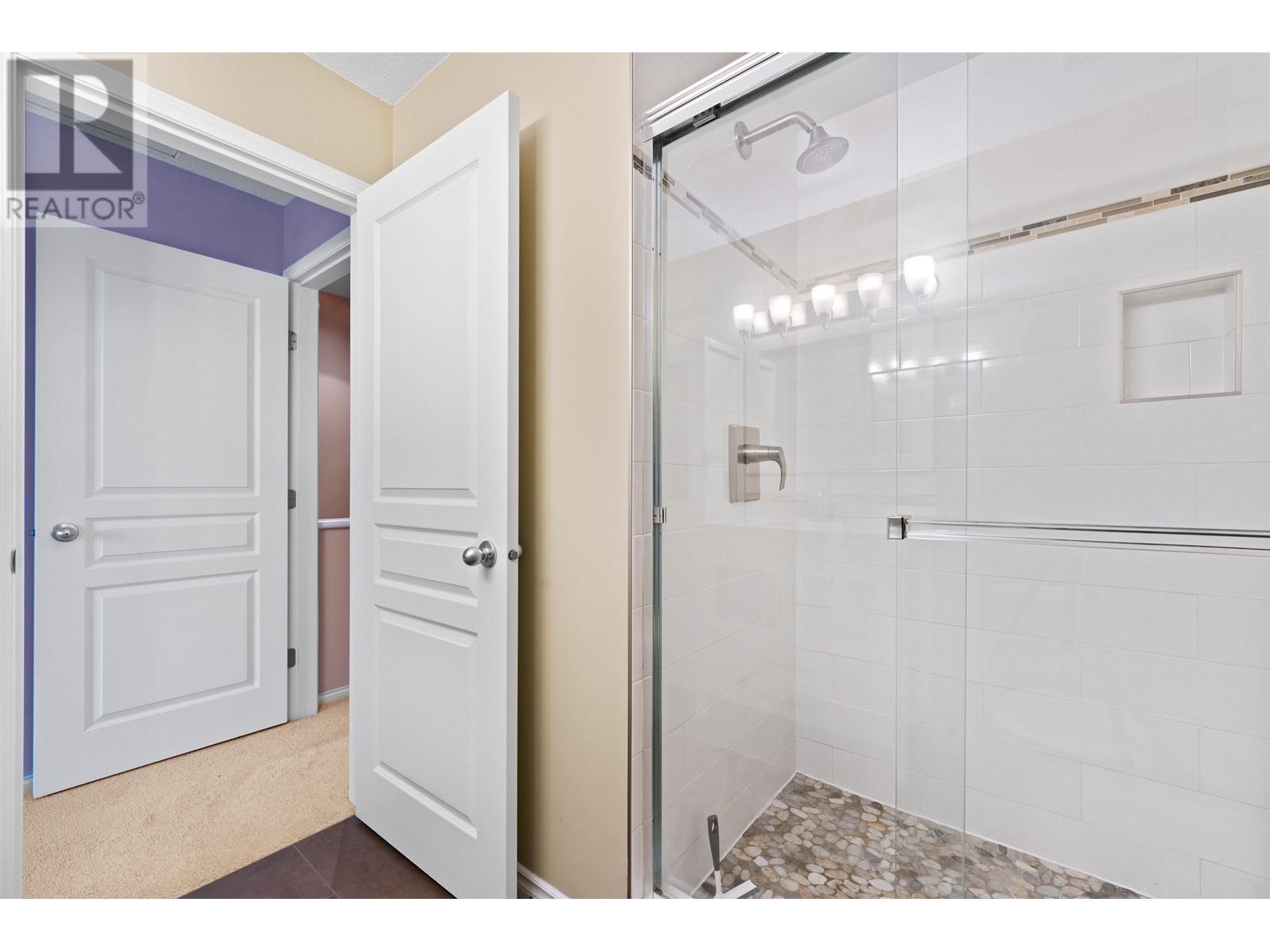 Listing Picture 23 of 35 : 77 6588 BARNARD STREET, Richmond / 烈治文 - 魯藝地產 Yvonne Lu Group - MLS Medallion Club Member