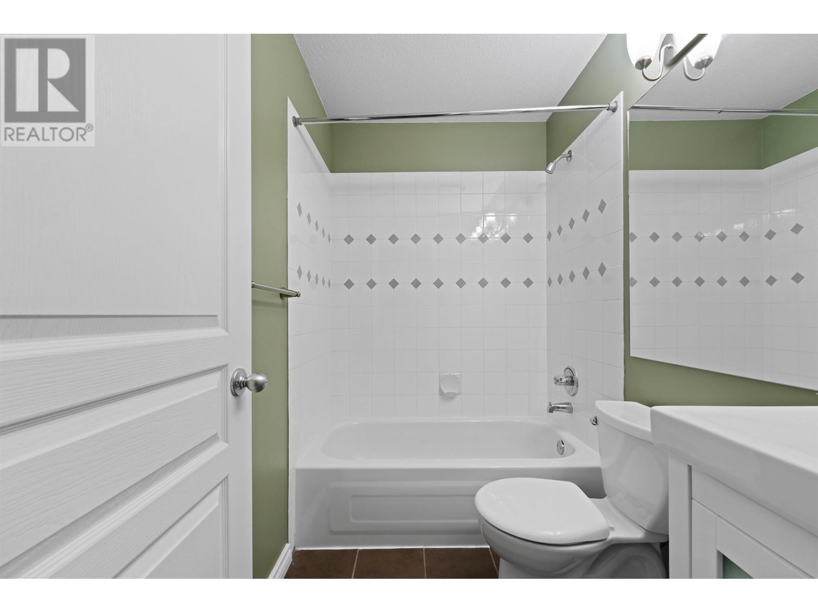 Listing Picture 18 of 35 : 77 6588 BARNARD STREET, Richmond / 烈治文 - 魯藝地產 Yvonne Lu Group - MLS Medallion Club Member