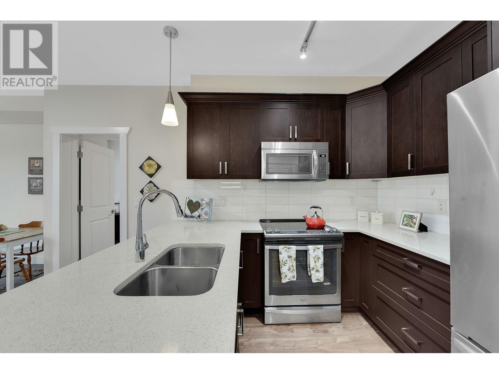 302 2288 Welcher Avenue, Port Coquitlam, British Columbia  V3C 1X4 - Photo 2 - R2970443