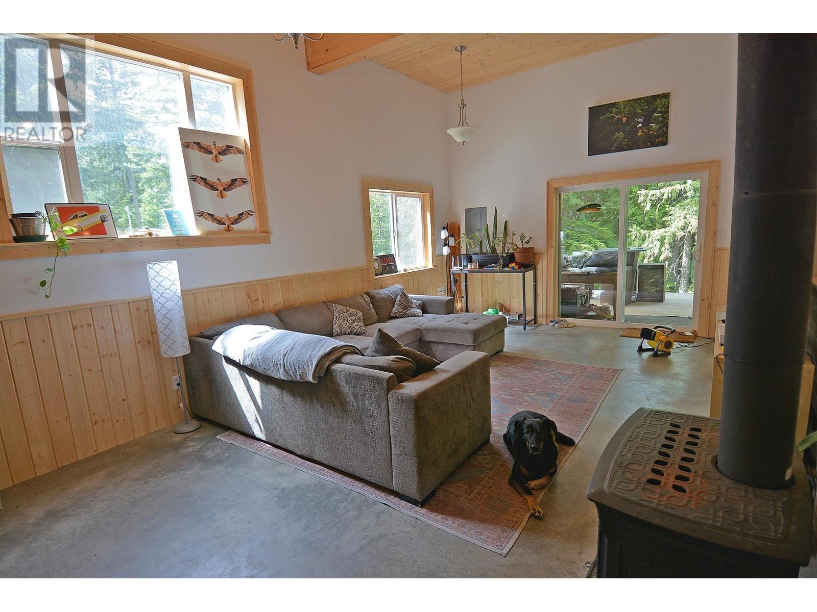 8907 Martens Road, Slocan, British Columbia  V1L 1C0 - Photo 9 - 10334528
