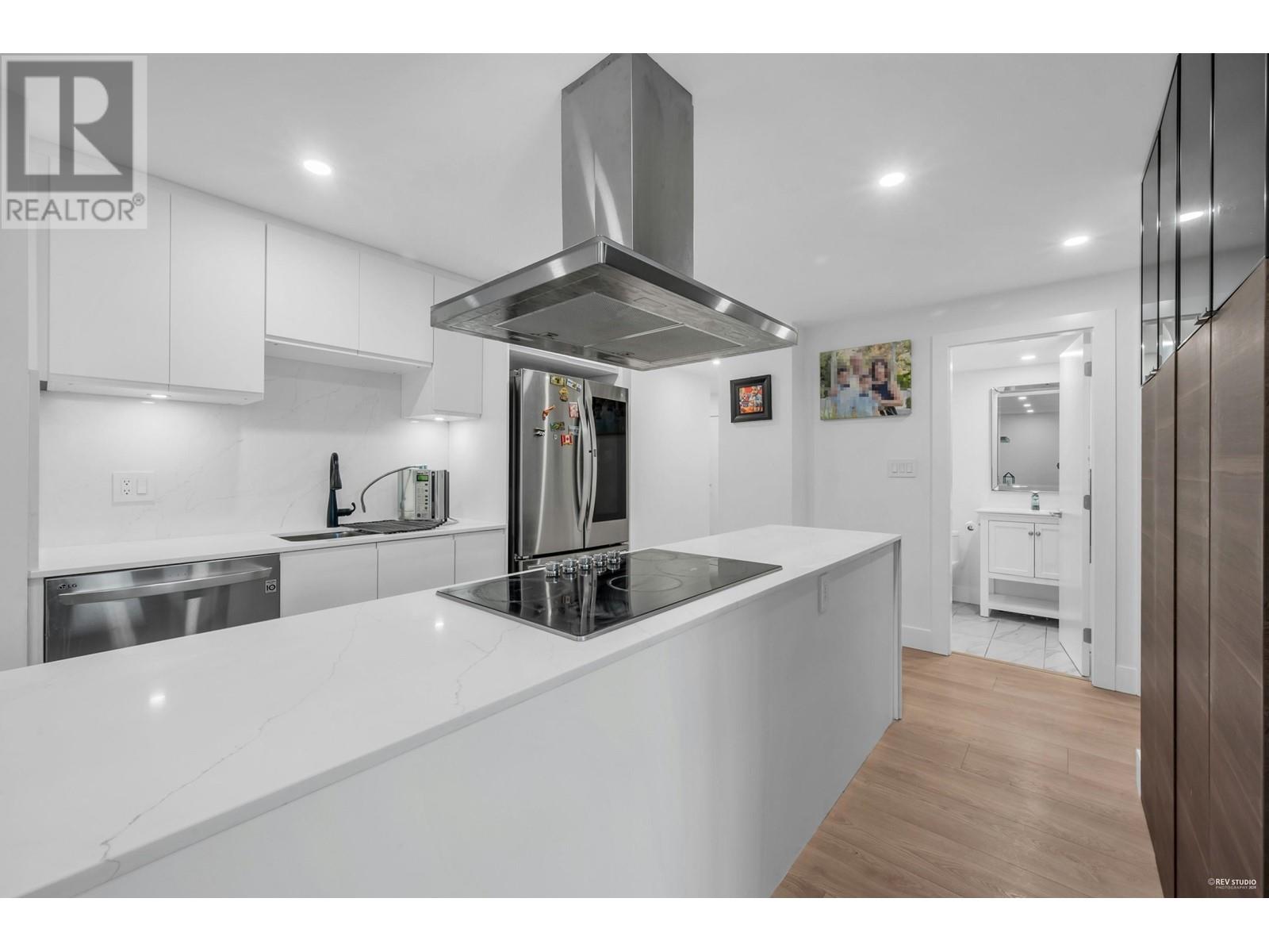 1502 2016 Fullerton Avenue, North Vancouver, British Columbia  V7P 3E6 - Photo 2 - R2972132