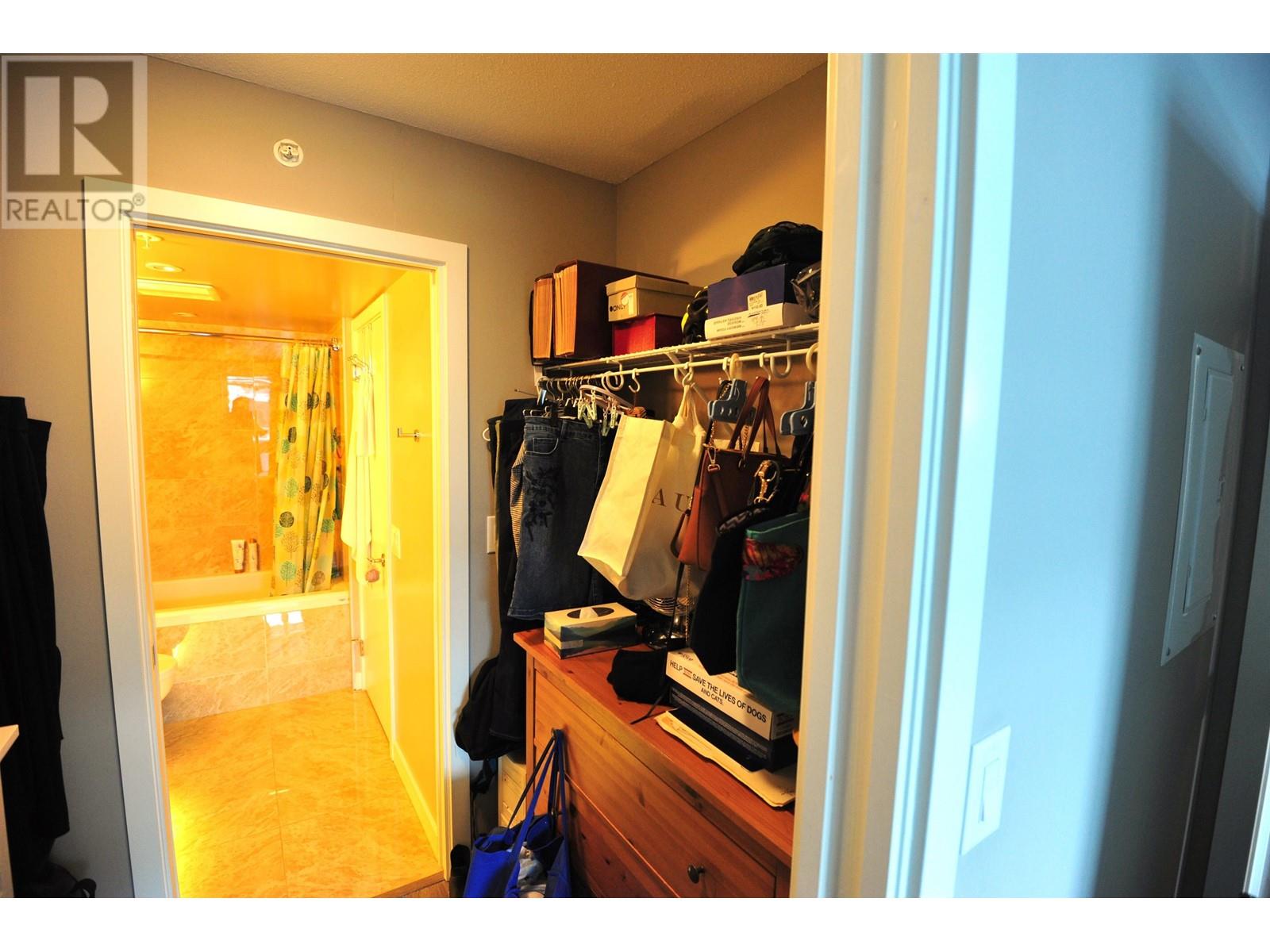 Listing Picture 11 of 17 : 1715 6188 NO. 3 ROAD, Richmond / 烈治文 - 魯藝地產 Yvonne Lu Group - MLS Medallion Club Member