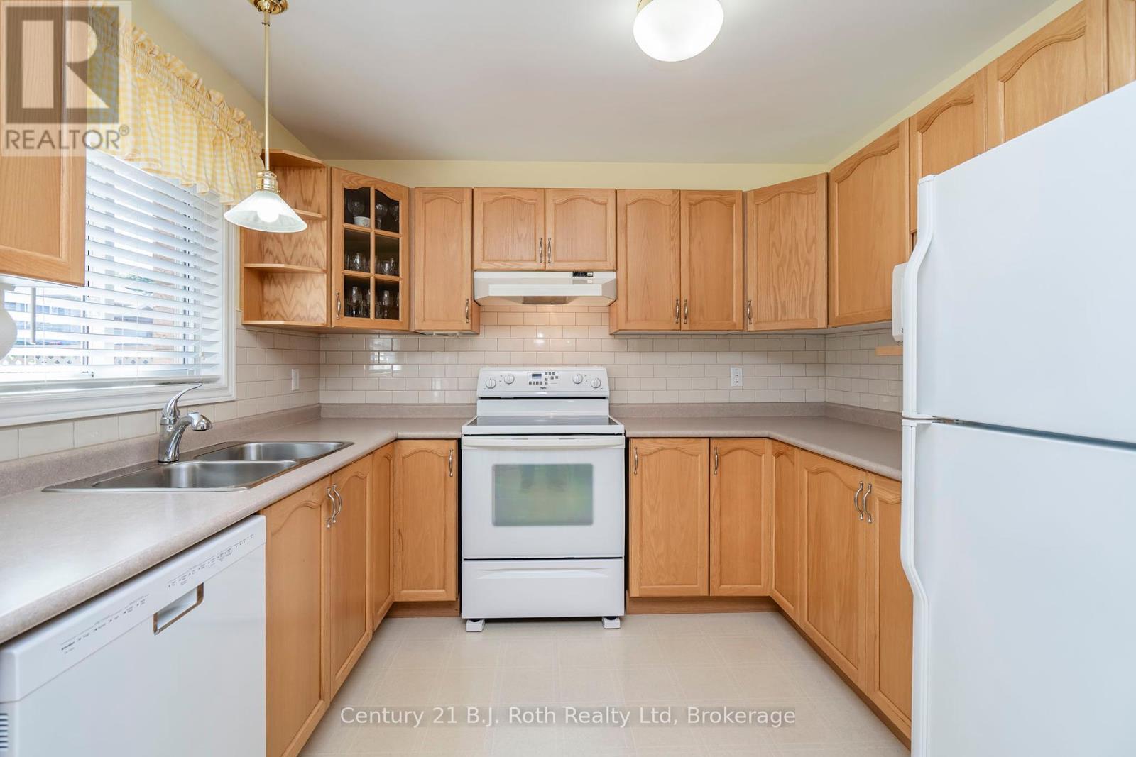 2 Charles Street, Penetanguishene, Ontario  L9M 2G6 - Photo 6 - S11996210