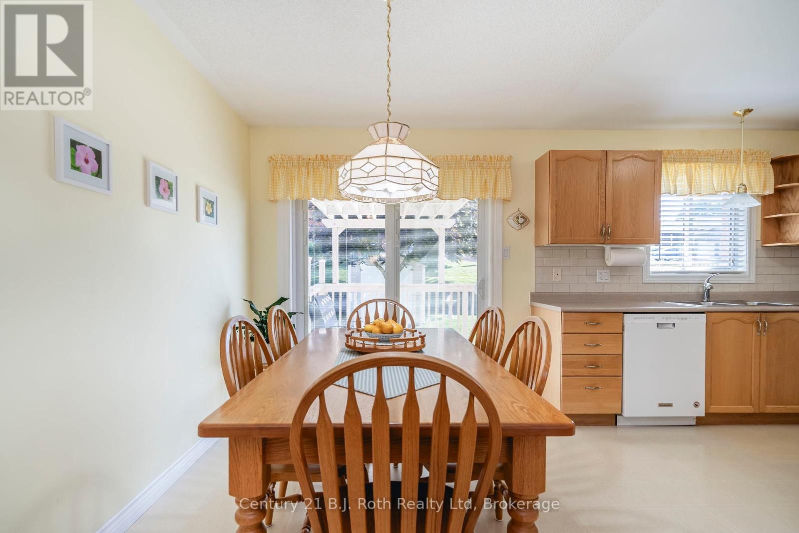 2 Charles Street, Penetanguishene, Ontario  L9M 2G6 - Photo 8 - S11996210