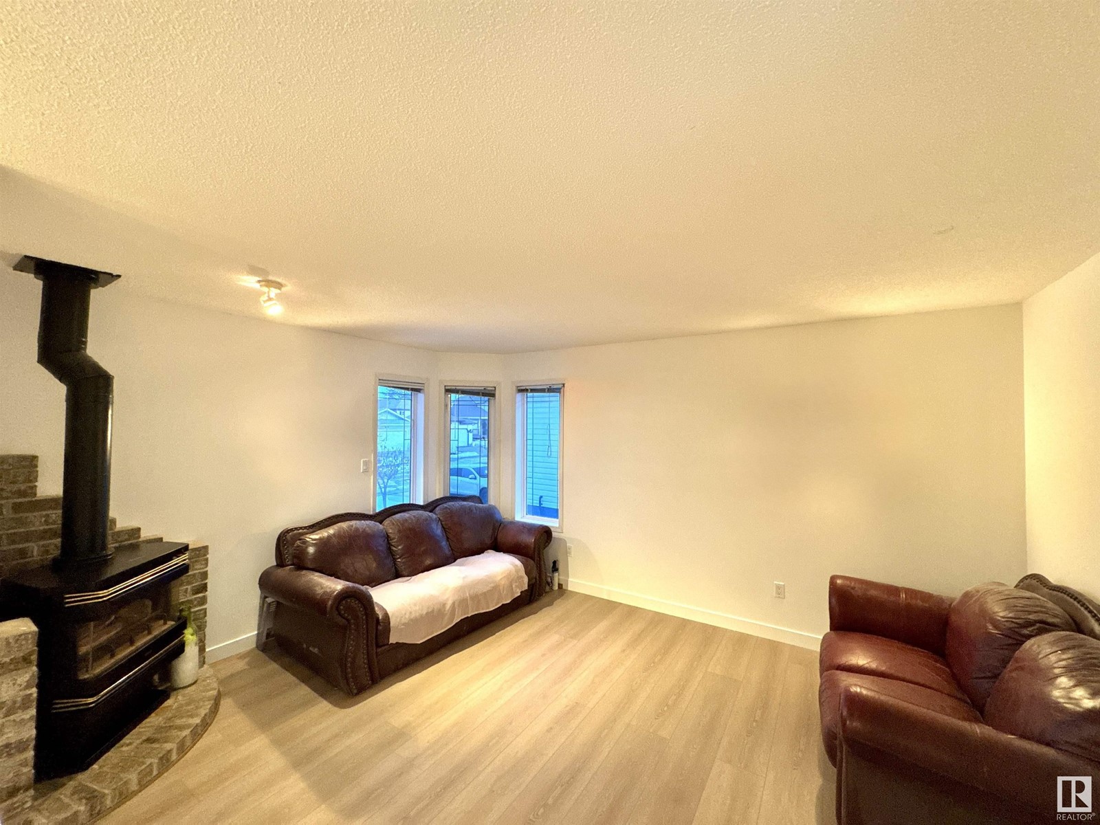 Property at 3744 28 ST NW image 4