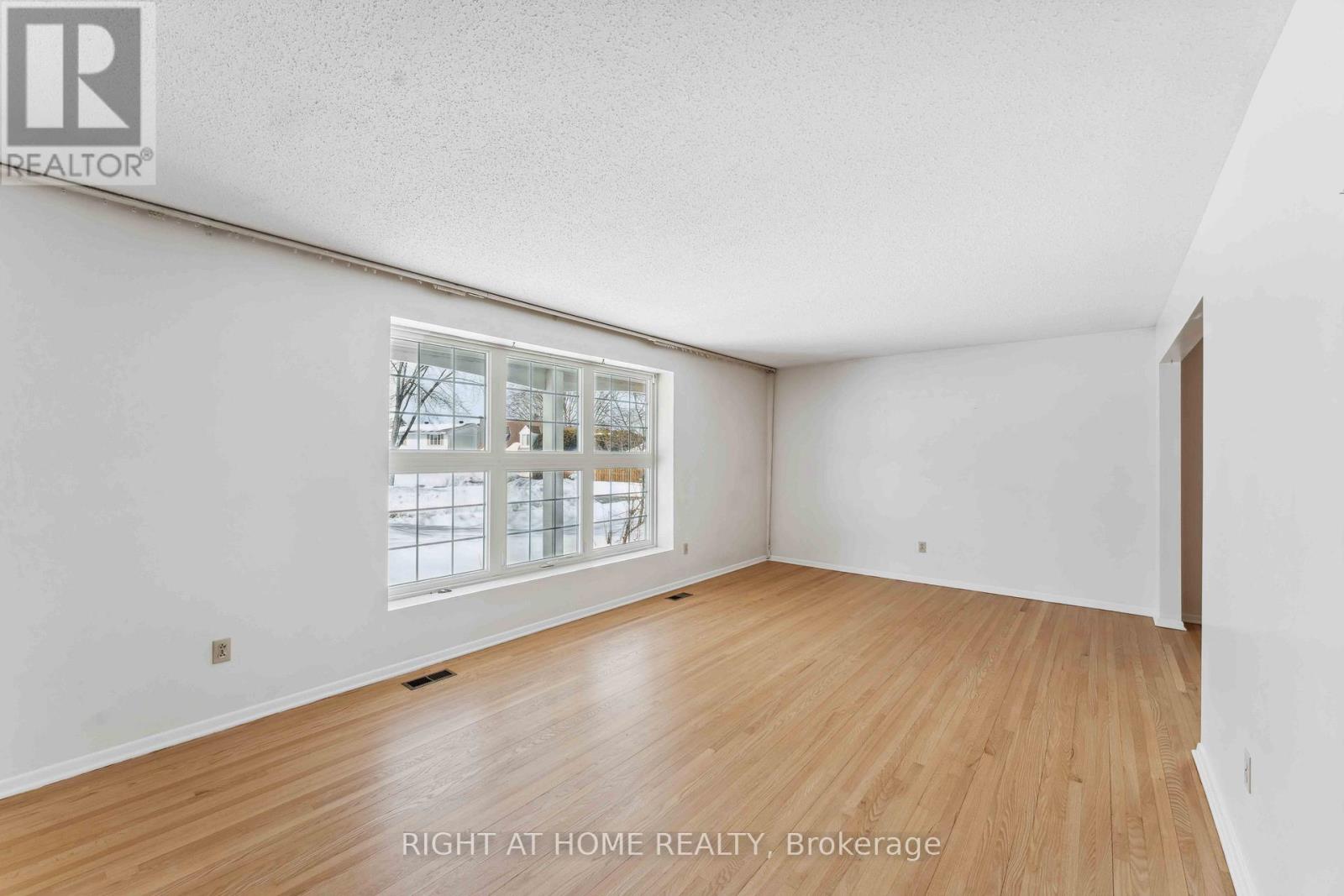Property at 2150 DUTTON CRESCENT image 3