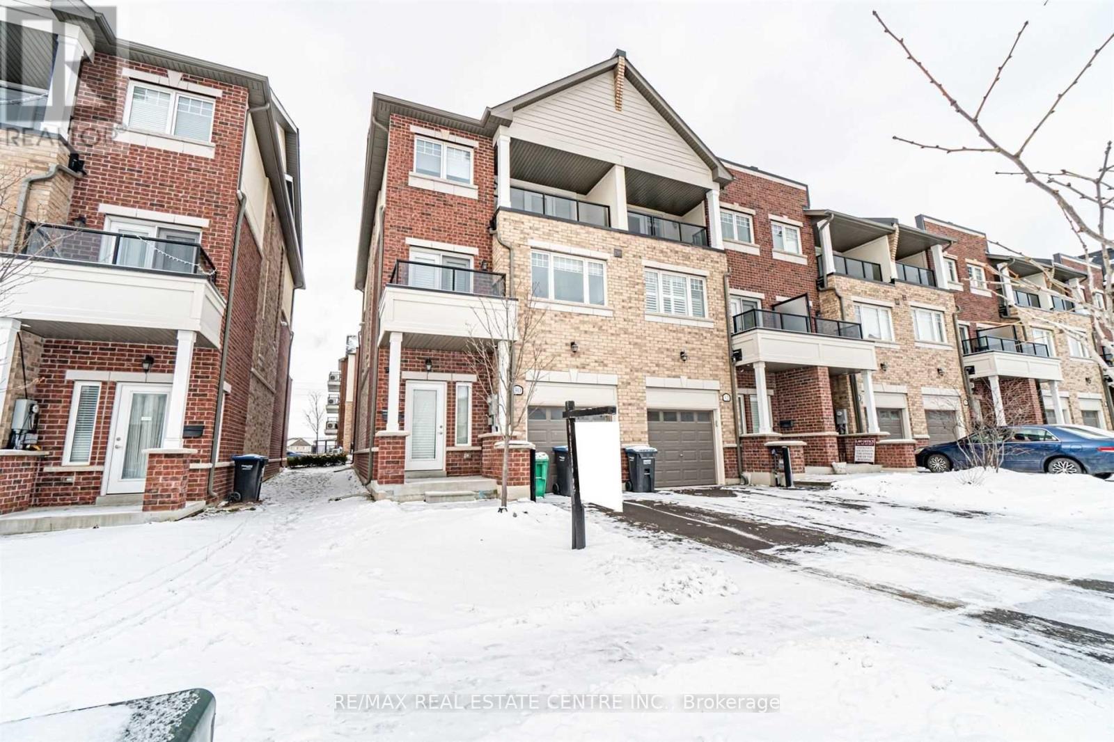 30 Sky Harbour Drive, Brampton, Ontario  L6Y 0V6 - Photo 2 - W11996192