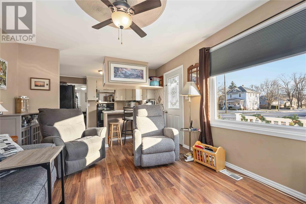 Property at 746 Talfourd STREET image 2
