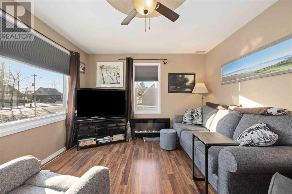 Property at 746 Talfourd STREET image 3
