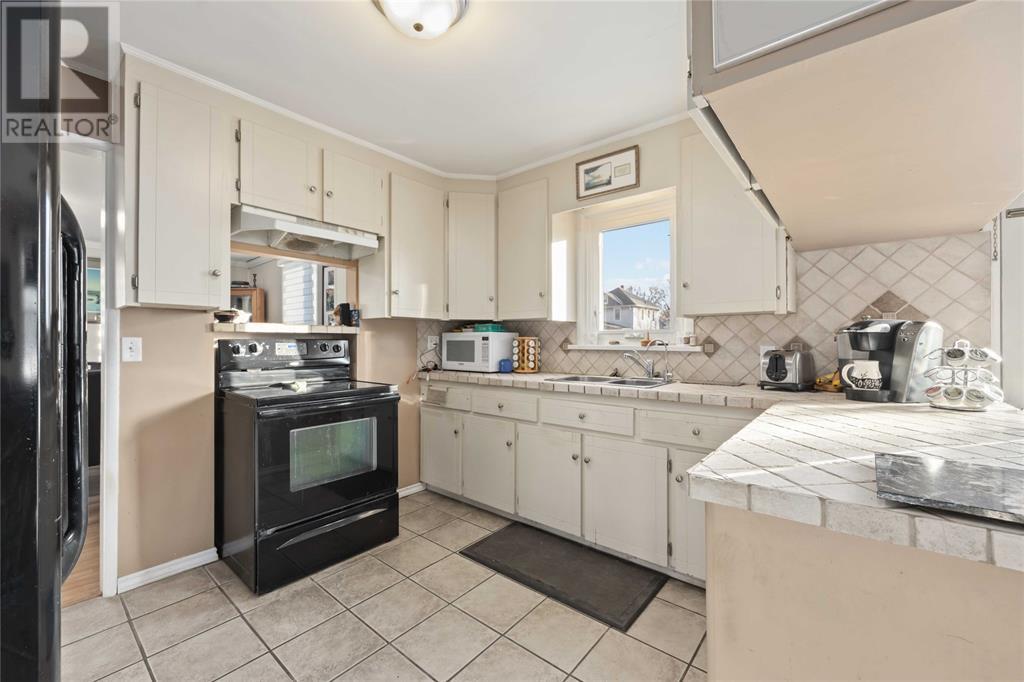 Property at 746 Talfourd STREET image 4