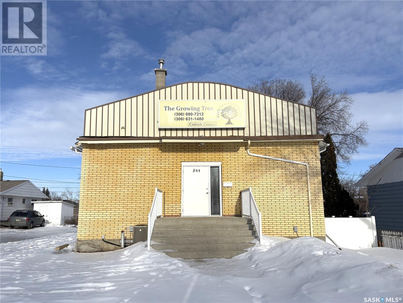 844 Grandview Street W, Moose Jaw, Saskatchewan  S6H 5L8 - Photo 1 - SK992556