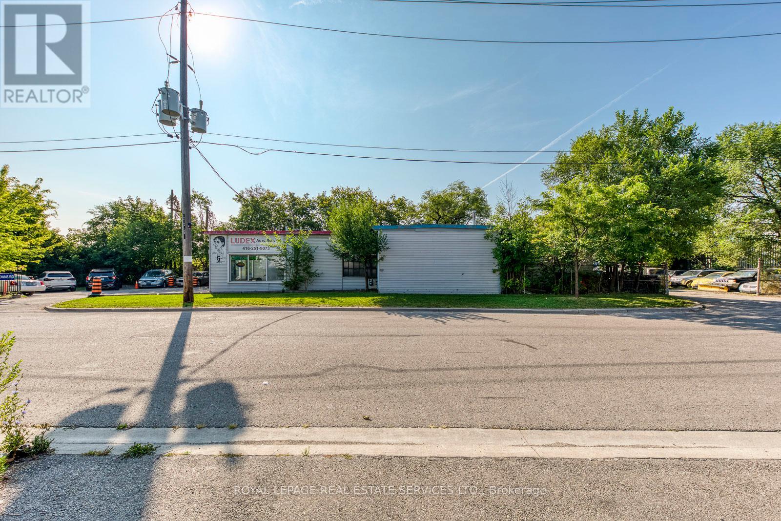11 Towns Road, Toronto, Ontario  M8Z 1A2 - Photo 2 - W9301237