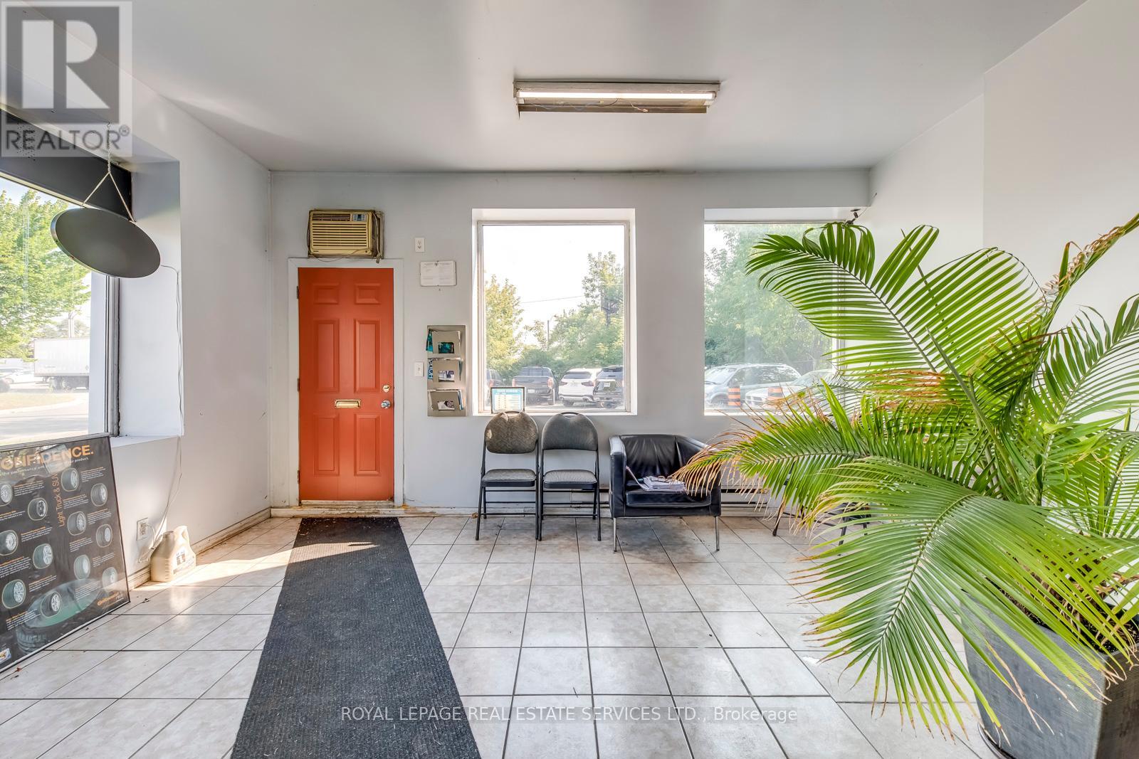 11 Towns Road, Toronto, Ontario  M8Z 1A2 - Photo 3 - W9301237
