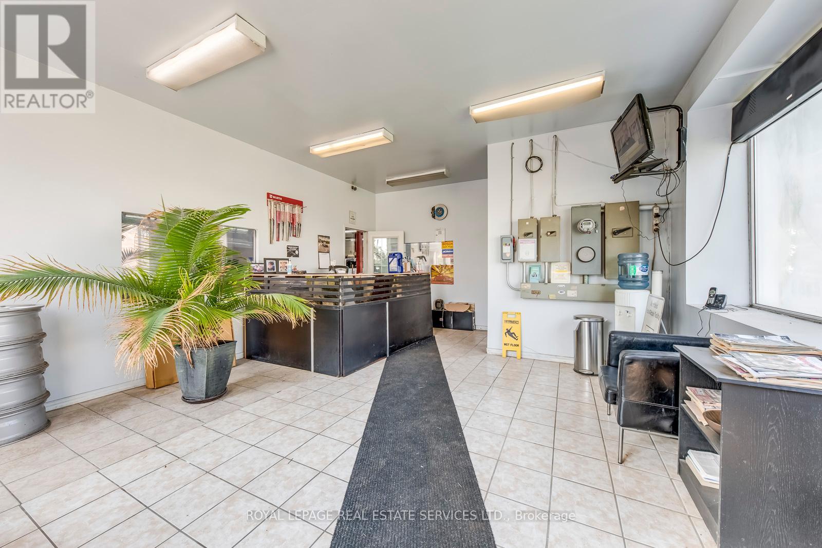 11 Towns Road, Toronto, Ontario  M8Z 1A2 - Photo 4 - W9301237