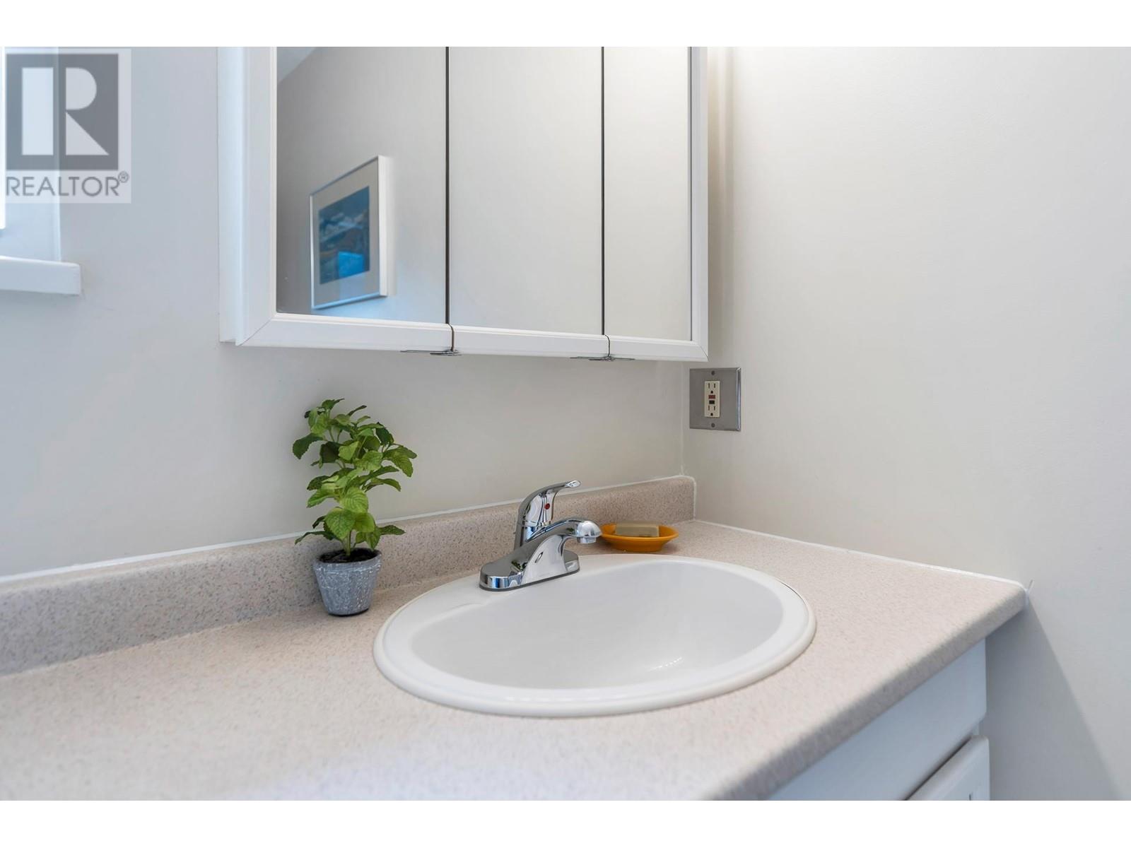 Listing Picture 14 of 33 : 11900 DEWSBURY DRIVE, Richmond / 烈治文 - 魯藝地產 Yvonne Lu Group - MLS Medallion Club Member