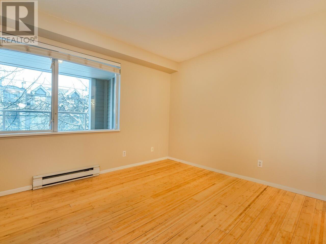 Listing Picture 17 of 27 : 303 3168 LAUREL STREET, Vancouver / 溫哥華 - 魯藝地產 Yvonne Lu Group - MLS Medallion Club Member