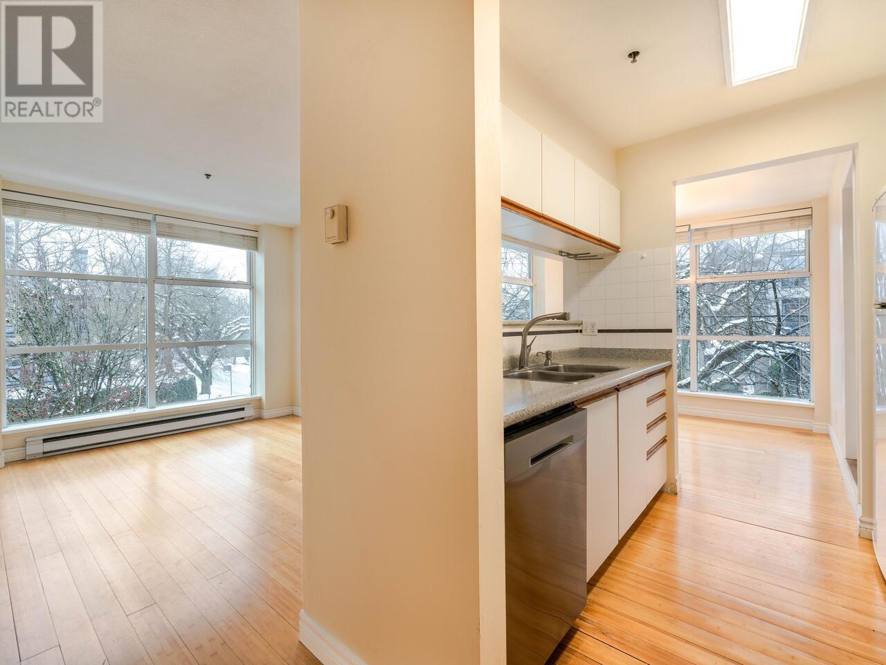 Listing Picture 3 of 27 : 303 3168 LAUREL STREET, Vancouver / 溫哥華 - 魯藝地產 Yvonne Lu Group - MLS Medallion Club Member