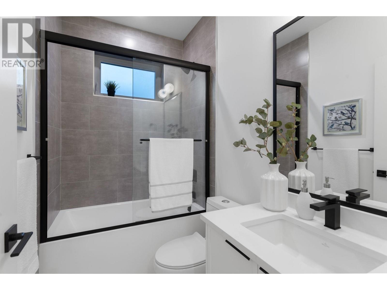 Listing Picture 15 of 26 : 2 65 E 58TH AVENUE, Vancouver / 溫哥華 - 魯藝地產 Yvonne Lu Group - MLS Medallion Club Member