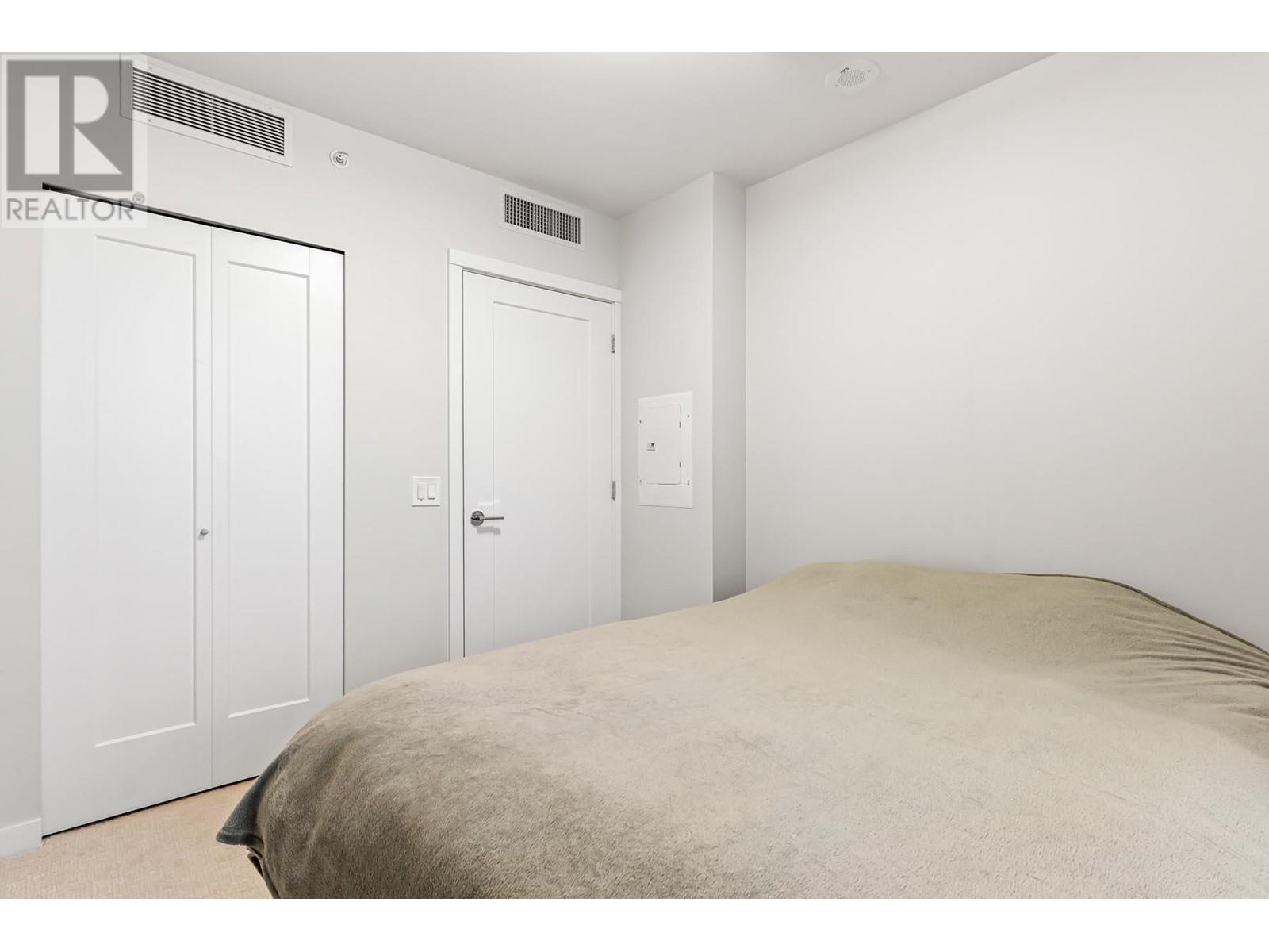 Listing Picture 16 of 32 : 315 3699 SEXSMITH ROAD, Richmond / 烈治文 - 魯藝地產 Yvonne Lu Group - MLS Medallion Club Member