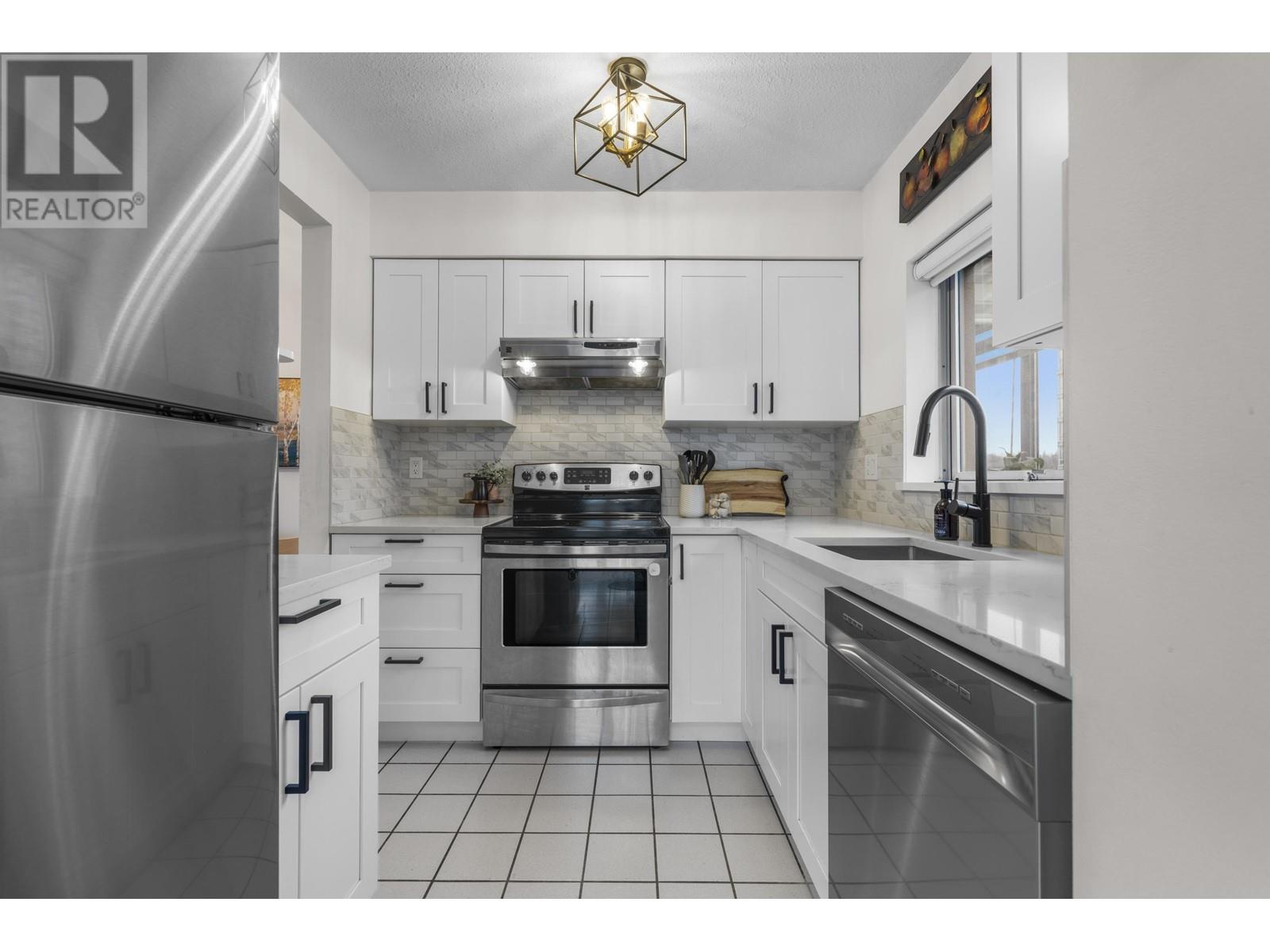 Listing Picture 11 of 29 : 905 9633 MANCHESTER DRIVE, Burnaby / 本拿比 - 魯藝地產 Yvonne Lu Group - MLS Medallion Club Member