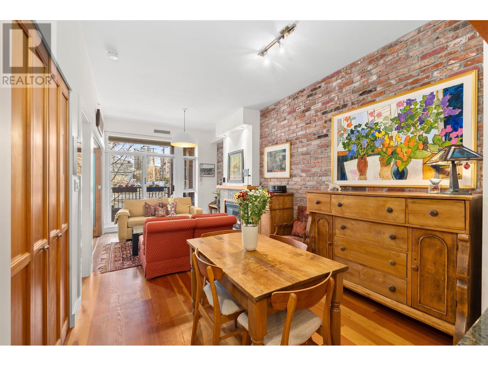 Listing Picture 2 of 40 : 201 2515 ONTARIO STREET, Vancouver / 溫哥華 - 魯藝地產 Yvonne Lu Group - MLS Medallion Club Member