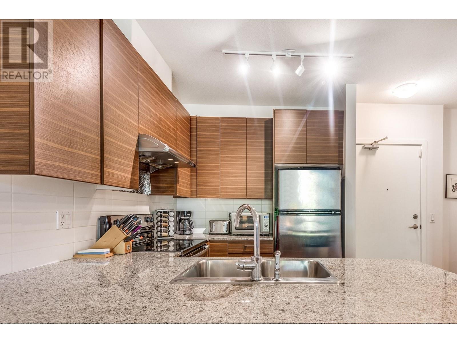 Listing Picture 5 of 34 : 220 5788 SIDLEY STREET, Burnaby / 本拿比 - 魯藝地產 Yvonne Lu Group - MLS Medallion Club Member