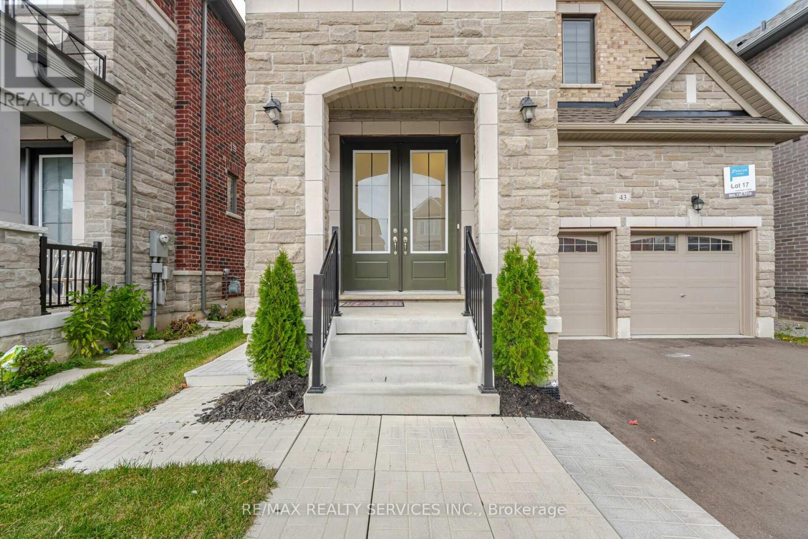 43 Rainbrook Close, Brampton, Ontario  L6R 0Y9 - Photo 3 - W11997529