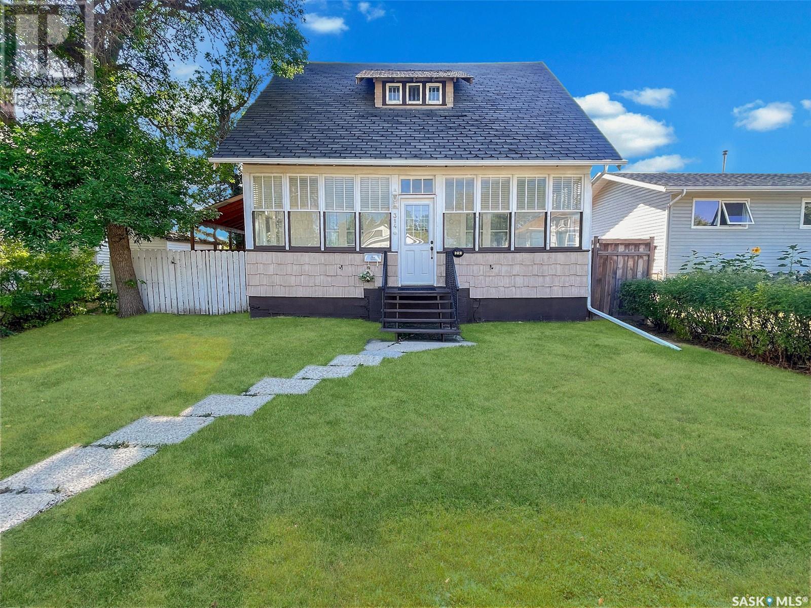 Property at 314 3rd AVENUE NE image 1