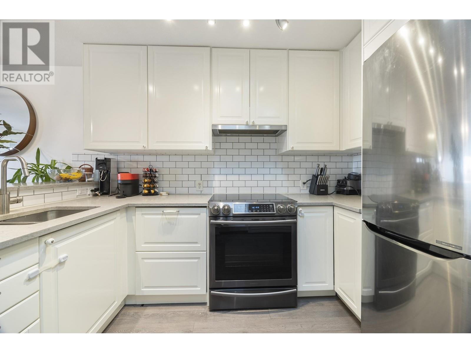 Listing Picture 11 of 31 : PH8 1988 E 49TH AVENUE, Vancouver / 溫哥華 - 魯藝地產 Yvonne Lu Group - MLS Medallion Club Member