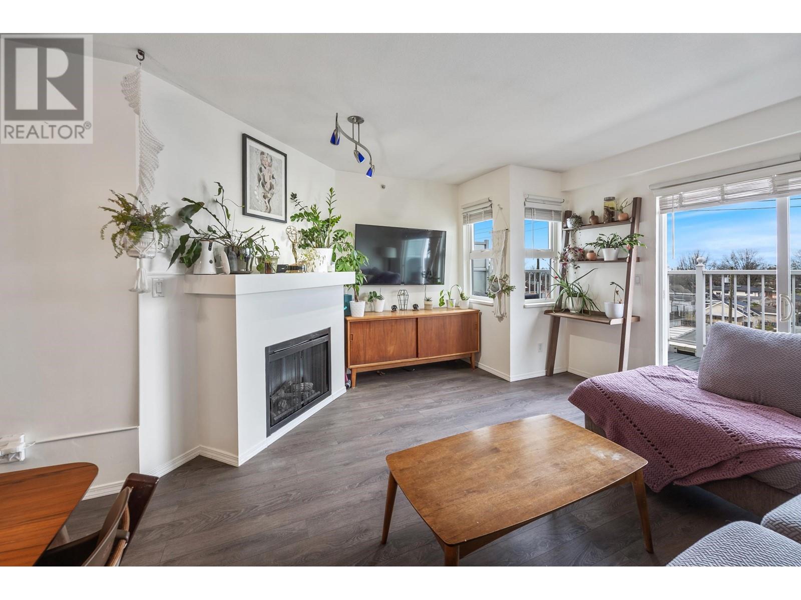 Listing Picture 2 of 31 : PH8 1988 E 49TH AVENUE, Vancouver / 溫哥華 - 魯藝地產 Yvonne Lu Group - MLS Medallion Club Member