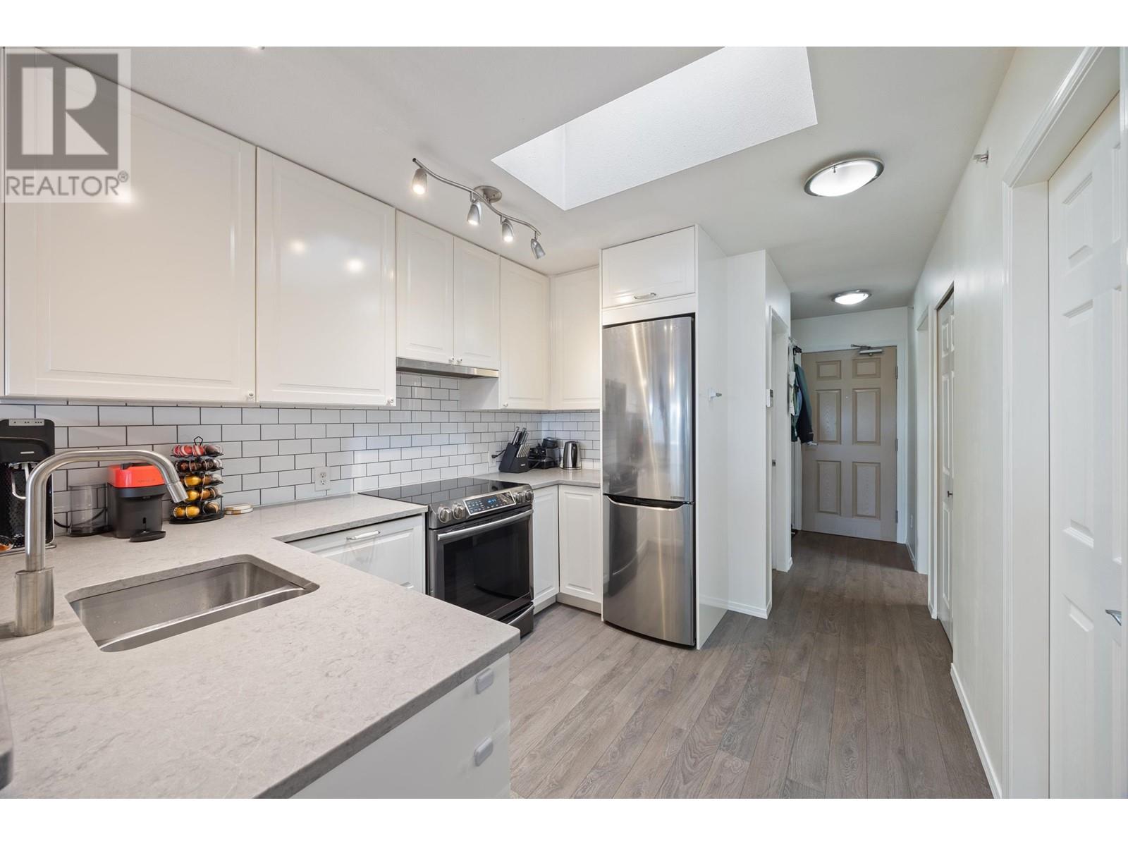 Listing Picture 12 of 31 : PH8 1988 E 49TH AVENUE, Vancouver / 溫哥華 - 魯藝地產 Yvonne Lu Group - MLS Medallion Club Member