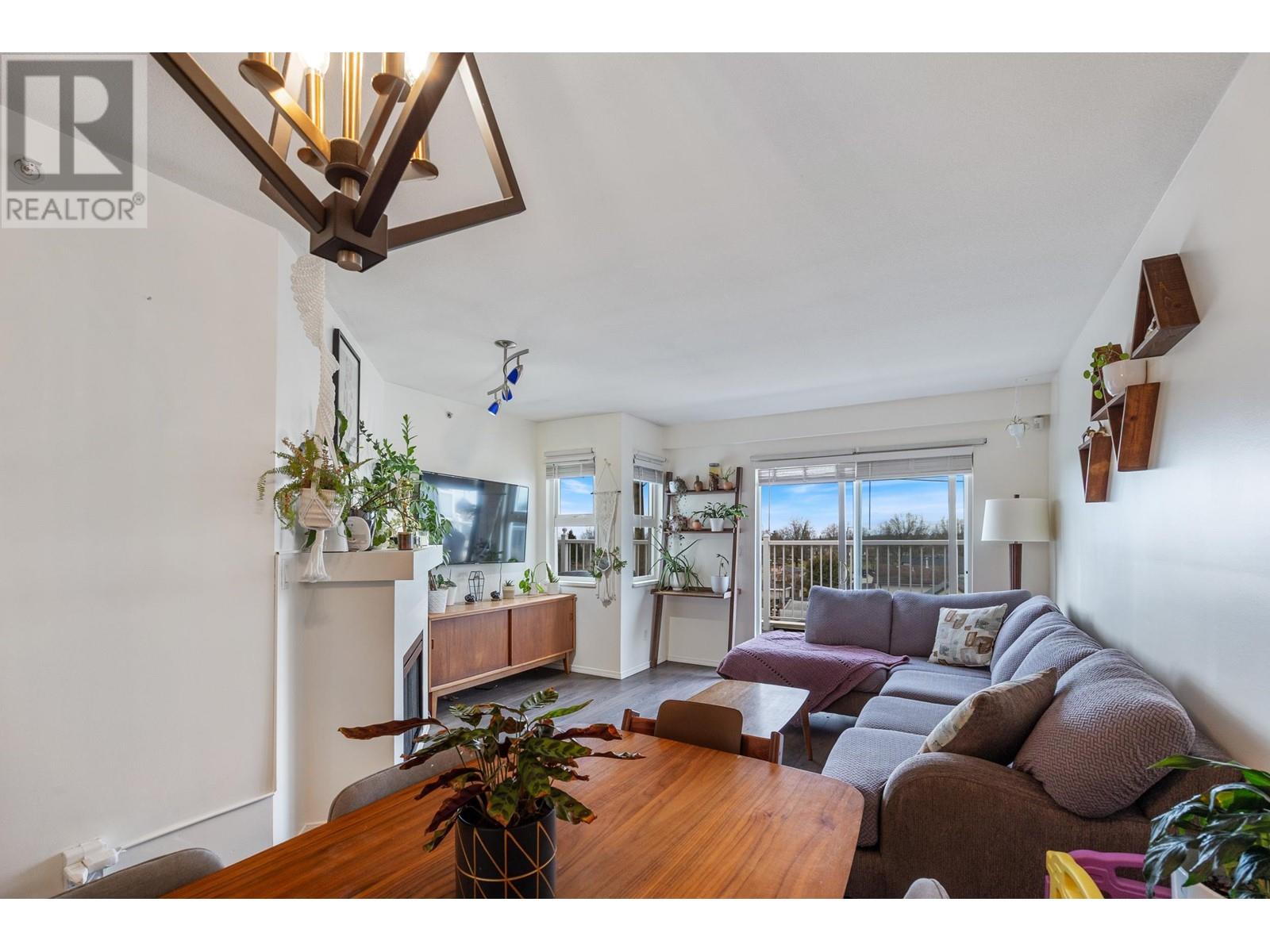 Listing Picture 3 of 31 : PH8 1988 E 49TH AVENUE, Vancouver / 溫哥華 - 魯藝地產 Yvonne Lu Group - MLS Medallion Club Member