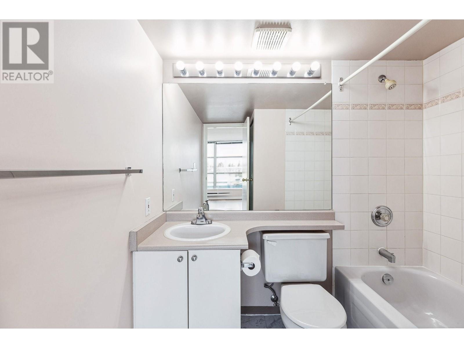 Listing Picture 7 of 13 : PH2 4113 FRASER STREET, Vancouver / 溫哥華 - 魯藝地產 Yvonne Lu Group - MLS Medallion Club Member