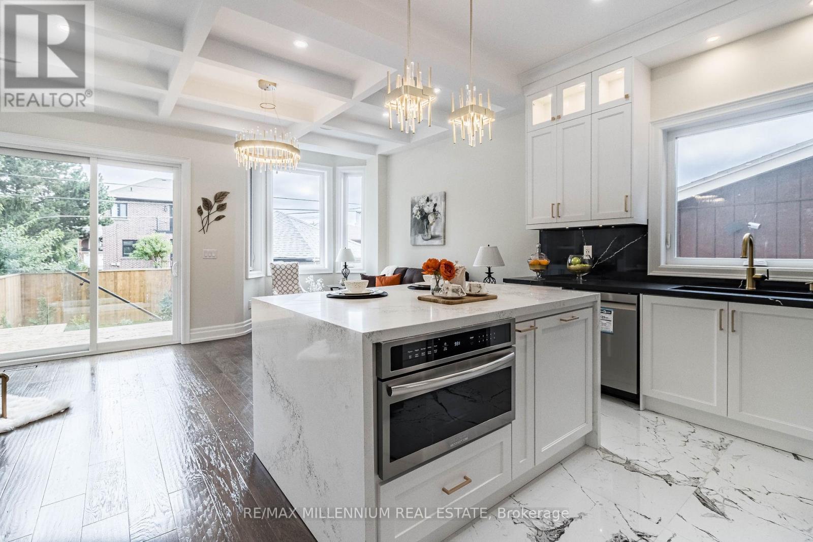 Property at 603 ROYAL YORK ROAD image 5
