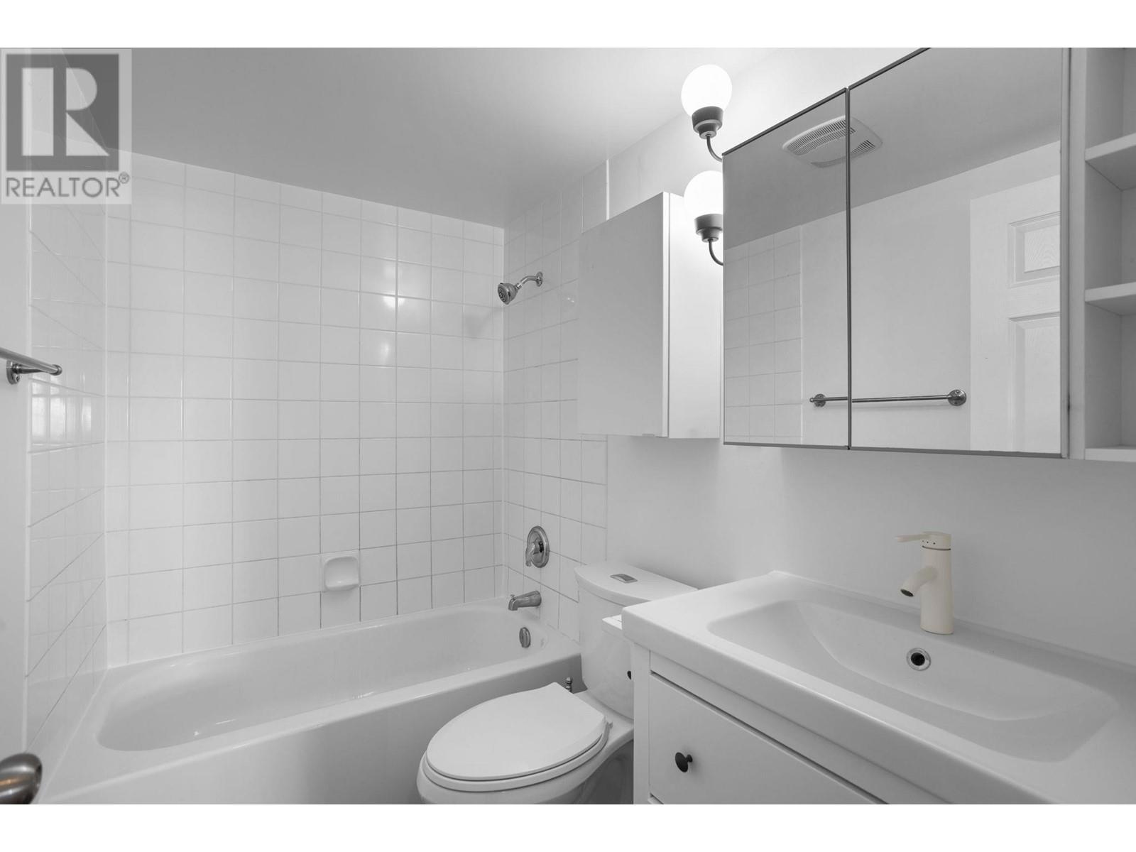 304 330 E 1st Street, North Vancouver, British Columbia  V7L 1B5 - Photo 9 - R2972661