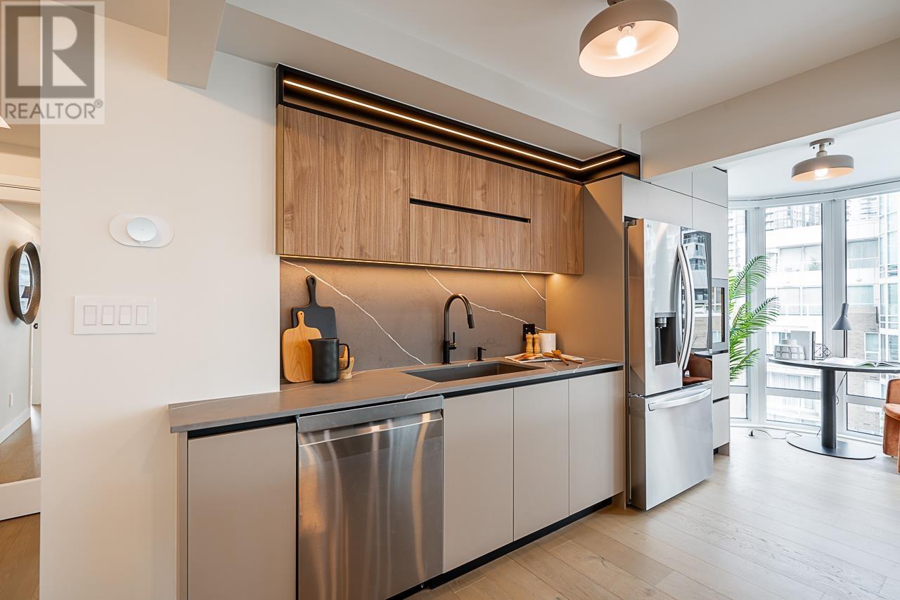 Listing Picture 13 of 37 : 703 1501 HOWE STREET, Vancouver / 溫哥華 - 魯藝地產 Yvonne Lu Group - MLS Medallion Club Member