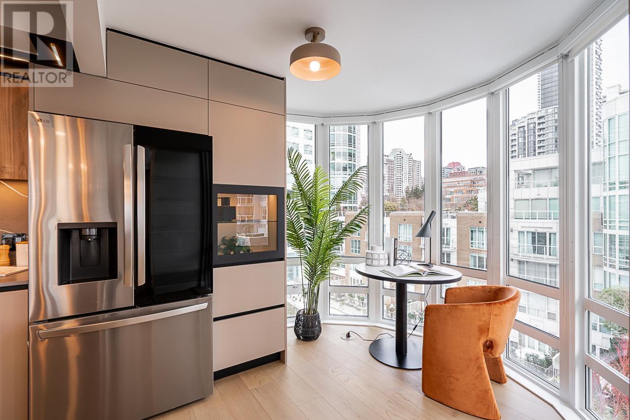 Listing Picture 14 of 37 : 703 1501 HOWE STREET, Vancouver / 溫哥華 - 魯藝地產 Yvonne Lu Group - MLS Medallion Club Member